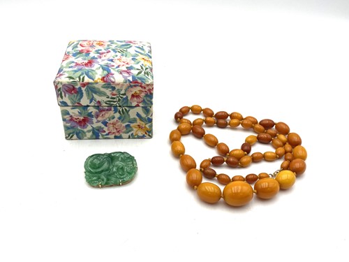 Lot 172 - An imitation jade brooch, stamped ‘K14’, gross...