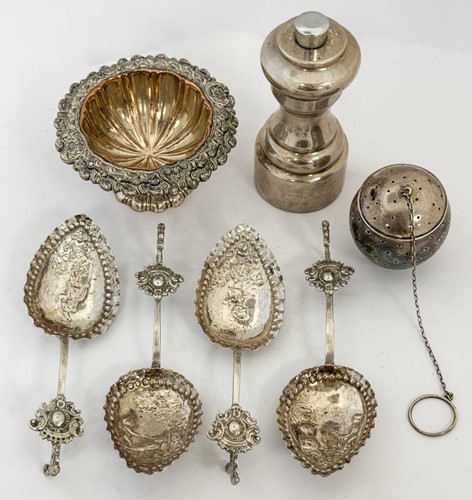 Lot 15 - A spherical tea infuser marked sterling, a...