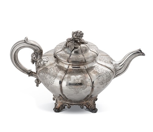 Lot 353 - A Victorian silver teapot