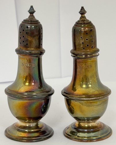 Lot 19 - A pair of George V silver casters, London 1917,...
