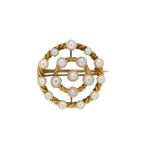 Lot 34 - A cultured pearl target style brooch