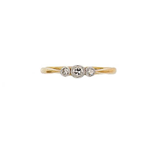 Lot 101 - An early 20th century three stone diamond ring