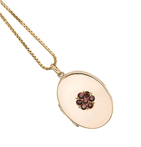 Lot 64 - A 9ct gold garnet picture locket and chain
