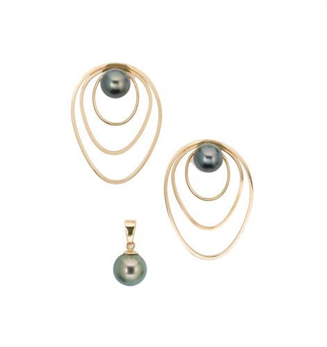 Lot 29 - A cultured Tahitian pearl pendant, together with a pair of detachable earrings