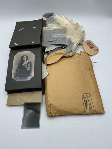 Lot 129 - A collection of autographs and postcards