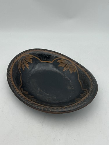 Lot 125 - A Regency painted tole dish with husk trails,...
