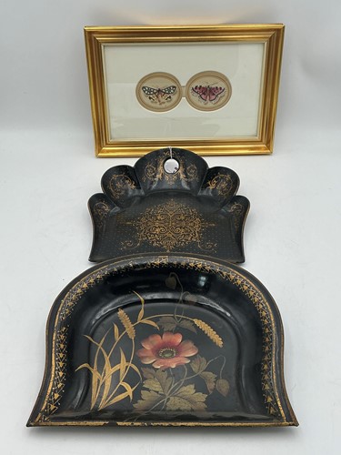 Lot 104 - A Regency papier mache crumb scoop with gilded...