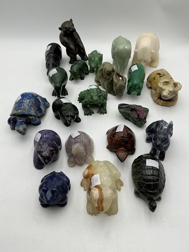 Lot 20 - A collection of hardstone and ceramic animals,...