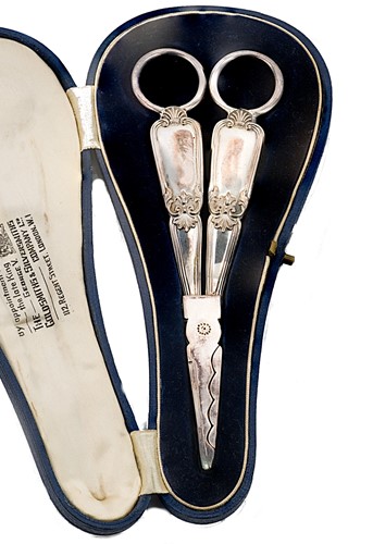 Lot 284 - A pair of George IV silver grape scissors