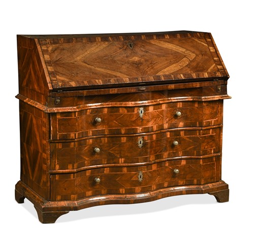 Lot 347 - An Italian walnut bureau, 18th century