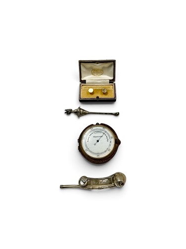 Lot 333 - A pair of 9ct marked collar studs, 2.5g, cased;...