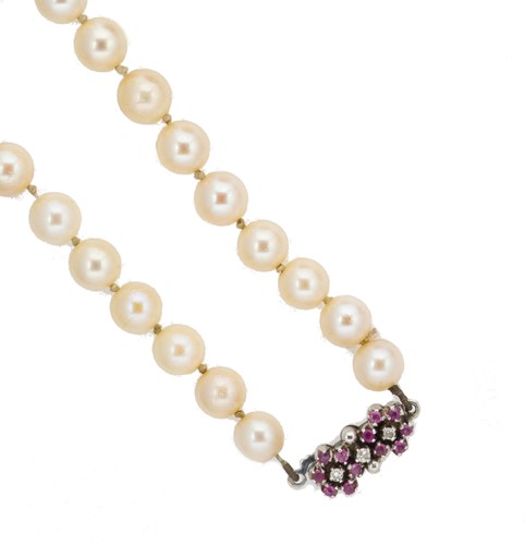 Lot 37 - A single row cultured pearl necklace with a stone set clasp
