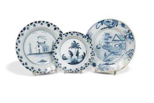 Lot 346 - An English Delft blue and white plate, 18th century