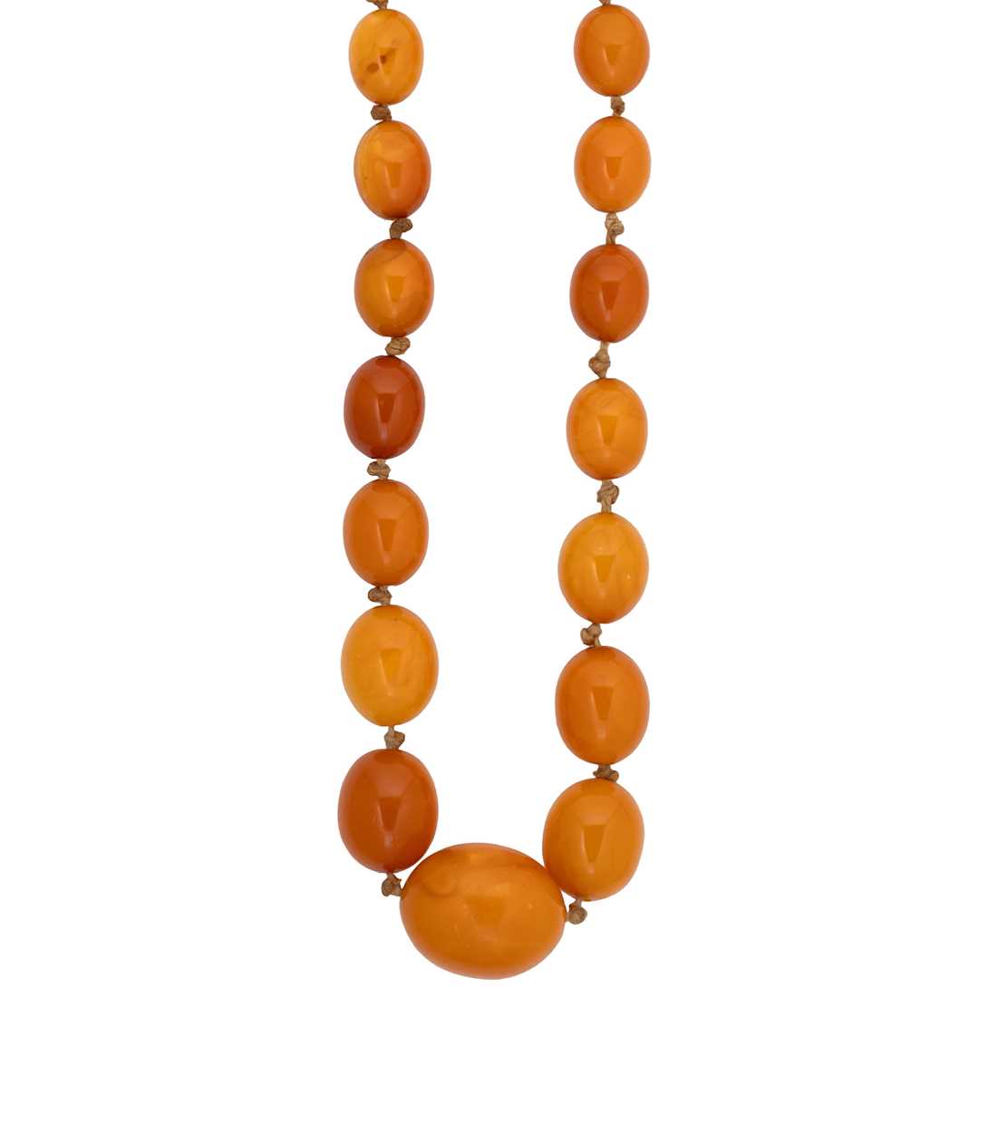 Lot 9 - An amber bead necklace