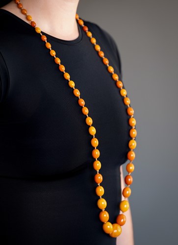 Lot 9 - An amber bead necklace
