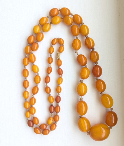 Lot 9 - An amber bead necklace