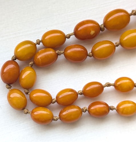 Lot 9 - An amber bead necklace