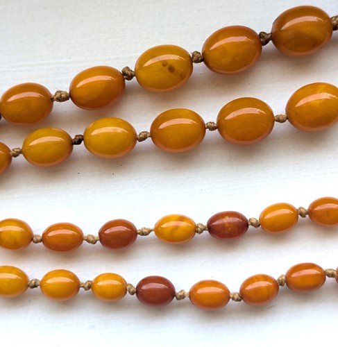Lot 9 - An amber bead necklace