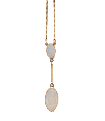 Lot 27 - An 18ct gold opal pendant and chain