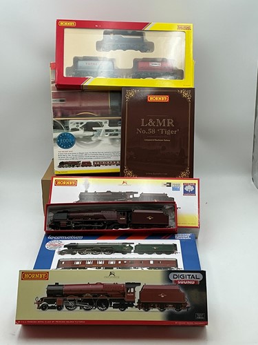Lot 91 - A Hornby 00 Gauge: R399ISS BR A3 Class Flying...