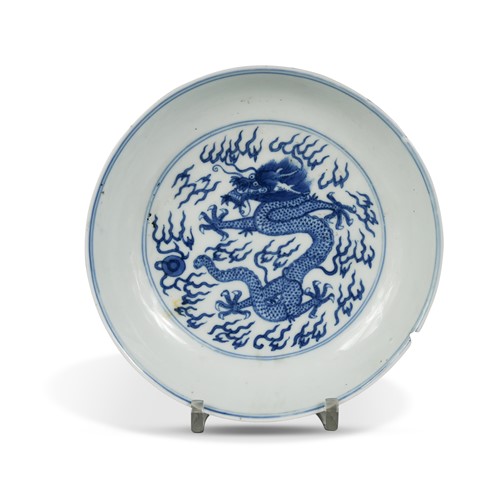 Lot 19 - A Chinese blue and white porcelain dragon dish, Qing Dynasty, Guangxu Emperor (1875-1908)