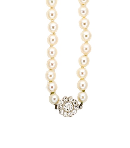 Lot 181 - A cultured pearl necklace with a diamond cluster clasp