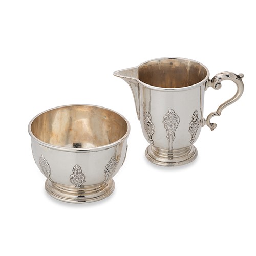 Lot 414 - A George V silver milk jug and sugar bowl
