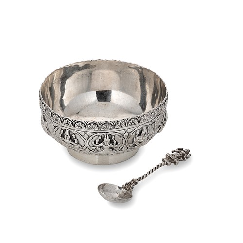 Lot 460 - A small Indian bowl
