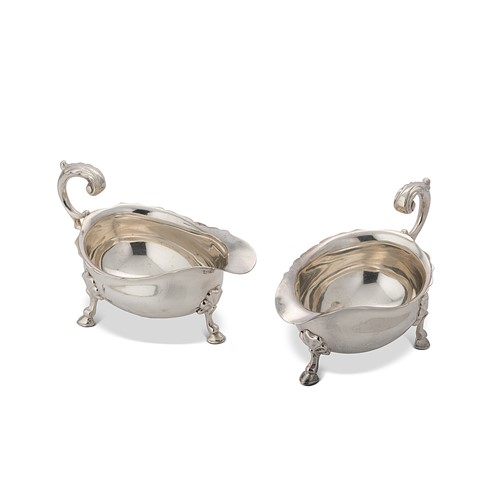 Lot 416 - A pair of George V silver sauce boats