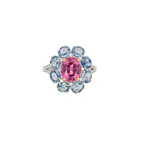 Lot 155 - A pink tourmaline and aquamarine cluster ring