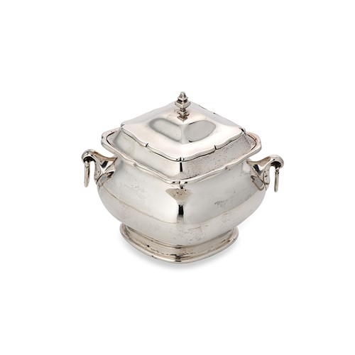 Lot 379 - An Edward VII silver box