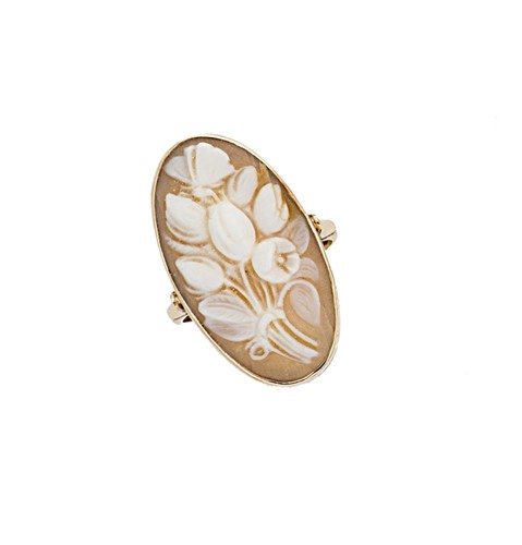 Lot 13 - A shell cameo dress ring