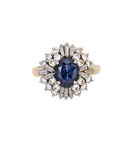 Lot 219 - A sapphire and diamond cluster ring