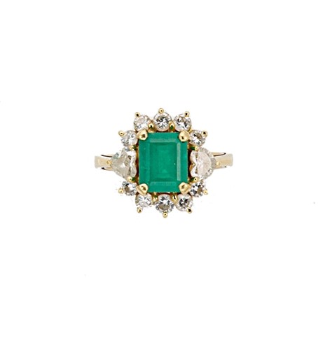 Lot 80 - An emerald and diamond cluster ring