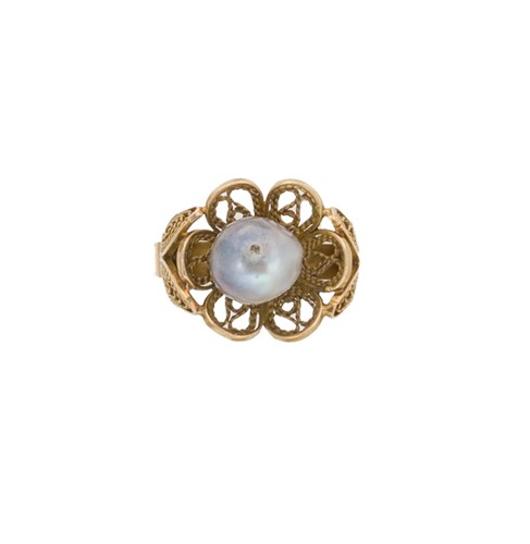 Lot 30 - A cultured baroque pearl ring