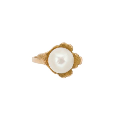 Lot 38 - A cultured freshwater pearl ring