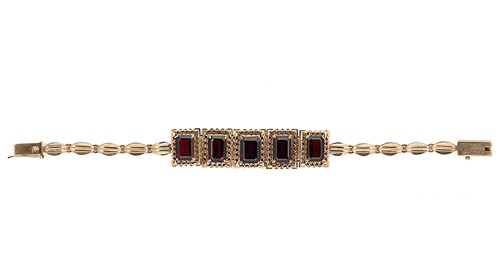 Lot 70 - A garnet centrepiece bracelet