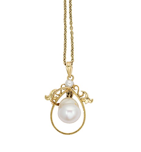 Lot 176 - A cultured baroque pearl pendant and chain