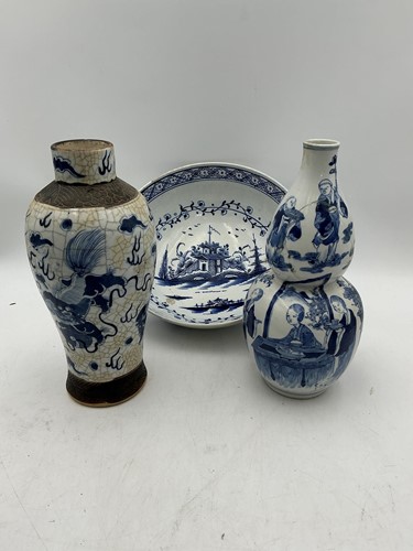 Lot 11 - A Chinese blue and white double gouard vase, a...