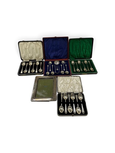 Lot 291 - Four boxes of silver spoons, together wth a...