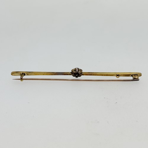 Lot 3 - An early 20th century diamond set daisy style...