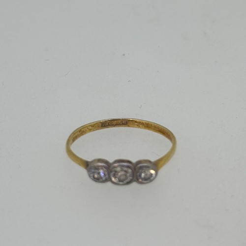 Lot 4 - An early 20th century three stone diamond ring,...