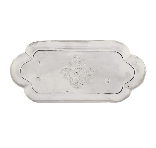 Lot 298 - An early 18th century silver tray