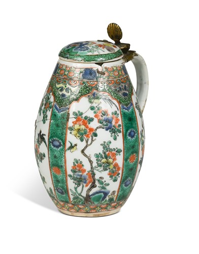 Lot 11 - A Chinese famille verte porcelain lidded tankard, Kangxi Emperor (1662-1722)