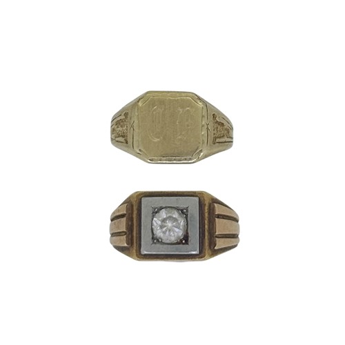 Lot 32 - A two colour signet ring set with a colourless...