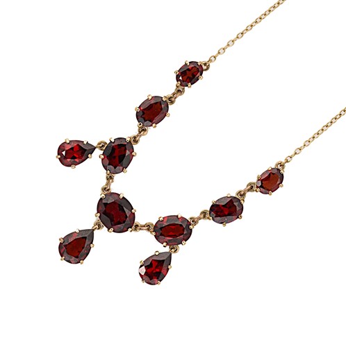 Lot 65 - A garnet centrepiece necklace