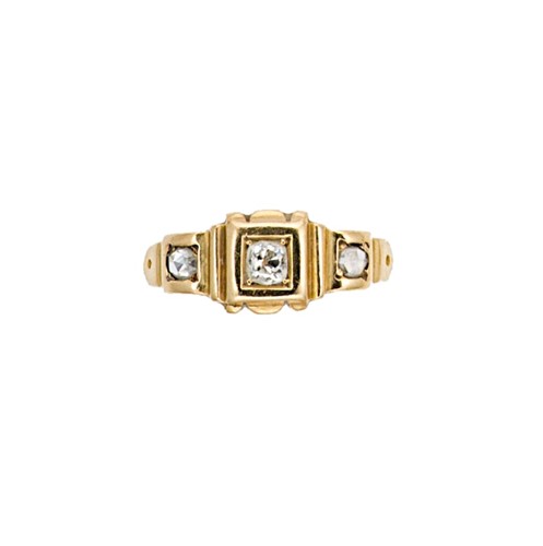 Lot 123 - An early 20th century 18ct gold three stone diamond ring