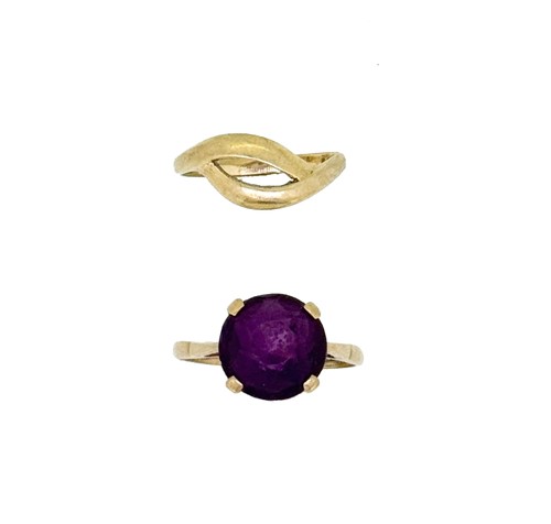 Lot 40 - A purple paste single stone ring, size M,...