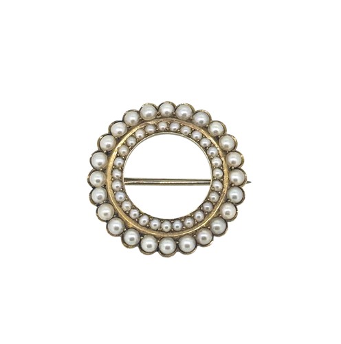 Lot 41 - A circular split pearl brooch, diameter 2.9cm,...