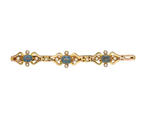 Lot 170 - An Edwardian aquamarine and split pearl bracelet